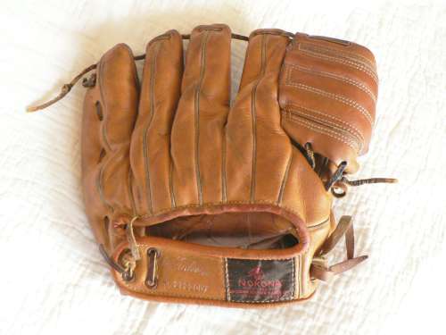 Don Mossi Nokona DM Back